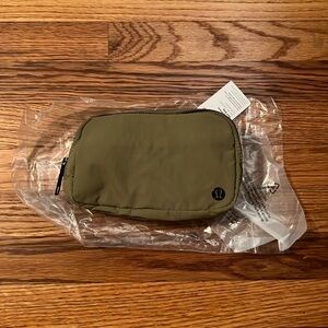 NWT Lululemon Everywhere Belt Bag in Bronze Green ORIGINAL NON EXTENDED STRAP